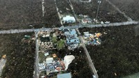 Lima orang dipastikan tewas akibat badai dengan kekuatan mencapai 300 km per jam tersebut. Michelle Cove/Trans Island Airways/via Reuters.