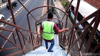Begini penampakan JPO yang masih dalam perbaikan di kawasan Ciputat, Tangerang Selatan, Rabu (4/9/2019).