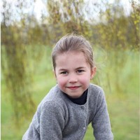 Putri Charlotte membuat sejarah baru. Meski dia pewaris tahta perempuan, namanya tidak disingkirkan dari urutan pemegang tahta yang biasanya akan mendahulukan anak laki-laki. Charlotte tetap berada di urutan keempat tahta setelah kakeknya Pangeran Charles, ayahnya Pangeran William dan saudaranya Pangeran George. Foto: Instagram