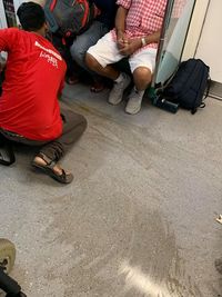 Bantu Bersihkan Tumpahan Kopi di Kereta, Dua Pekerja Bangunan Banjir Pujian