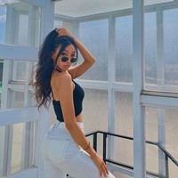 Ia pun baru terkenal setahun belakangan setelah tampil di sebuah acara televisi. Meski tak sesuai standar kecantikan Korea, banyak orang menyukai penampilannya. Selain punya wajah cantik dan kulit eksotis, ia juga memiliki bentuk tubuh atletis. Foto: Instagram @iamchocobi