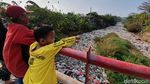 Potret Menjijikkan Lautan Sampah di Kali Jambe Bekasi