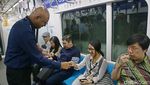 Dirut MRT Bagi-bagi Pin di hari Pelanggan Nasional