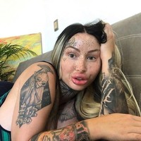 Prosedur pertama Mary dilakukan di Meksiko dimana ia memasang implan payudara. Merasa tak puas, ia kemudian melakukan tiga operasi lagi untuk payudaranya. Mary juga memiliki tiga pekerjaan hidung, filler pipi dan bibir, botox, dan liposuction lengan. Foto: Instagram