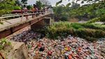 Potret Menjijikkan Lautan Sampah di Kali Jambe Bekasi