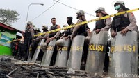 Sejumlah petugas kepolisian nampak bersiaga menjaga keamanan selama proses pembongkaran bangunan tak berizin tersebut dilakukan.