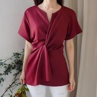 Mahasiswa biasanya punya budget terbatas untuk tampil gaya. Karena itu, blus cantik di bawah Rp 100 ribu bisa diandalkan. Salah satu opsi menarik datang dari Lamour Closet. Tally Twist Top ini dijual Rp 85 ribu. Foto: Instagram