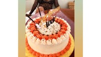 Kue Ulang Tahun Kourtney Kardashian Saat Liburan. Pada liburan yang sama dengan kejutan kue 2 tingkat yang ia dapatkan, gadis pemilik situs Poosh ini kembali diberikan kejutan dengan kue lain yang tak kalah cantiknya saat sedang naik kapal. Foto: Istimewa