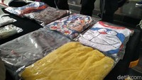 Dalam kasus ini, polisi mengamankan barang bukti berupa 1 sepeda motor putih, 1 kaus cokelat, 1 celana pendek abu-abu, 1 celana panjang biru bermotif Doraemon, 1 rok kuning, 1 kaus dalam putih, dan 1 celana dalam hijau muda. Sachril Agustin Berutu/detikcom.