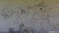 Di tembok itu terdapat coretan arang yang menggambarkan kisah seperti di dalam cerita horor KKN Desa Penari.