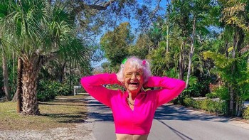 Ia gemar memberikan senyuman kepada semua orang sehingga itulah rahasia ia nampak selalu bersemangat. Foto:Instagram/baddiewinkle