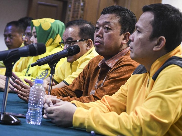 Koordinator Bidang Pemenangan Pemilu Nusron Wahid bersama Bendahara Umum Partai Golkar Robert Cardinal dan Ketua Pemenangan Pemilu Sumatra Utara dan Aceh Andi harianto Sinulingga memberikan keterangan pers usai menggelar rapat konsolidasi di Hotel Sultan, Jakarta, Rabu (4/9/2019). Rapat tersebut digelar untuk mendesak pimpinan Partai Golkar segera melaksanakan rapat pleno. ANTARA FOTO/Galih Pradipta/hp.