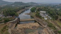 Tak hanya itu surutnya sungai juga menyebabkan gangguan pengairan di ribuan hektare persawahan di wilayah Banjar, Ciamis dan Cilacap.