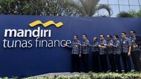 Jajaran direksi berfoto bersama usai acara peresmian Customer Executive Lounge MTF. Foto: dok. MTF
