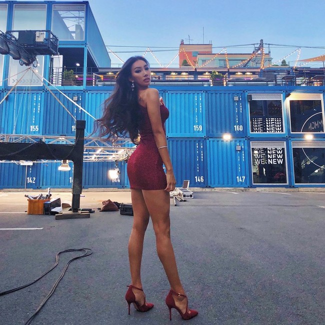 Wanita yang pernah memenangkan Miss World Bikini pada 2011 tersebut bahkan akan tetap berolahraga ketika bepergian. Moon Gabi mengaku sering latihan di kamar mandi pesawat. Foto: Instagram @iamchocobi