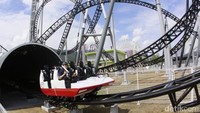 Roller Coaster Takabisha, memiliki tinggi 43 meter dan kecepatan 100 km/jam. Wahana pemacu adrenalin ini terletak di Fuji-Q Highland Park, Jepang. (Yoshikazu Tsuno/AFP/Getty Images)