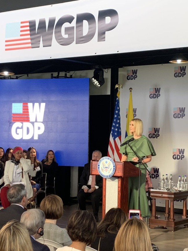 Gaya rambut baru juga dipamerkannya dengan gaun hijau berpotongan asimetris. (Foto: Twitter/IvankaTrump)