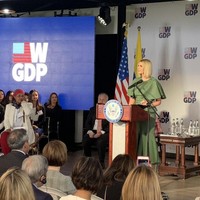 Gaya rambut baru juga dipamerkannya dengan gaun hijau berpotongan asimetris. (Foto: Twitter/IvankaTrump)