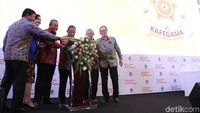 Di satu sisi, kehadiran fintech juga menjadi ancaman melihat masih rendahnya literasi keuangan maupun digital orang Indonesia secara umum.