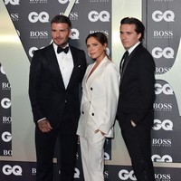 Mereka menunjukkan kekompakannya dalam balutan busana senada. Setelan bernuansa monokrom menjadi pilihan mereka. (Foto: Jeff Spicer/Getty Images)