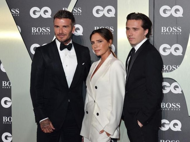 Brooklyn juga tak kalah tampan dengan setelan gelap dan dasi panjang. Ini adalah penampilan perdanaya setelah beredar rumor yang menyebut jalinan asmaranya dengan model Hana Cross telah berakhir. (Foto: Jeff Spicer/Getty Images)