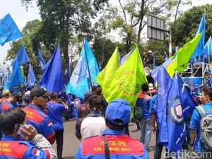 Buruh di Jabar Demo Tolak Revisi UU Tenagakerja dan Kenaikan Iuran BPJS