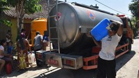 Salah satunya adalah bantuan air bersih dari BNPB seperti yang terlihat dalam gambar. Foto: ANTARA FOTO/Siswowidodo