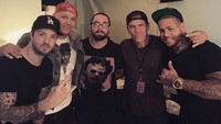 Josh Brolin tampak hadir di belakang panggung sebuah acara konser untuk menemui band Bad Wolves. Dok. Instagram
