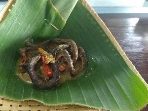 Sedep Banget! Makan Siang Mangut Beralas Daun Pisang Khas Magelang
