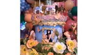Kue Ulang Tahun Pertama Stormi Webster. Kylie Jenner mengadakan pesta bertema Stormiworld untuk putrinya pada Februari 2019, lengkap dengan kue yang sangat detail. Kuenya sangat cantik dan besar, yang di atasnya dihiasi mainan dengan foto Stormi dengan ibunya, Kylie Jenner. Foto: Istimewa