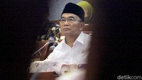 Menteri Pendidikan dan Kebudayaan (Mendikbud) Muhadjir Effendy, menghadiri rapat kerja (raker) bersama Komisi X DPR RI di Kompleks Parlemen, Senayan, Jakarta, Rabu (4/9/2019).