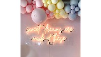 Kue Ulang Tahun Pertama True Thompson. Anak perempuan Khloé dengan mantan suaminya Tristan Thompson mengadakan pesta ulang tahun yang mewah di California pada April 2019. Kue ultah True berupa kue besar tiga tingkat, yang dihiasi kupu-kupu bewarna-warni dan gajah di atasnya. Foto: Istimewa
