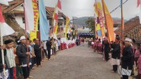 Setelah berdoa, kemudian dilanjutkan dengan acara di Aula Desa Jagabaya. Setelah selesai ditutup dengan acara makan bersama (Dadang Hermansyah/detikcom)