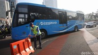 Agung mengingatkan, karena space halte yang terbatas, maka layanan pencetakan kartu akan dibatasi maksimal hingga 150 kartu. Sementara untuk pelanggan yang memenuhi persyaratan yang belum membuat kartu layanan Gratis TJ Card bisa datang ke kantor Pusat Transjakarta, Cawang Jakarta Timur.