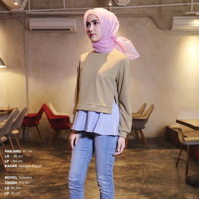 Pilihan menarik lainnya datang dari online shop Yoora Official Shop. Atasan berikut hadir dengan kombinasi menarik antara sweater dan kemeja. Vionette Top Blouse Baju Atasan Wanita BL1068 ini turun dari Rp 105 ribu menjadi 99 ribuan. Foto: Shopee