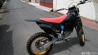 Motor listrik ini dibekali ban depan berukuran 80/100-21 dan ban belakang 110/100-18.
