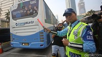 Ini momen saat Dirut TransJakarta, Agung Wicaksono sebagai septugas sterilisasi jalur di kawasan Thamrin, Jakarta, Rabu (4/9/2019).