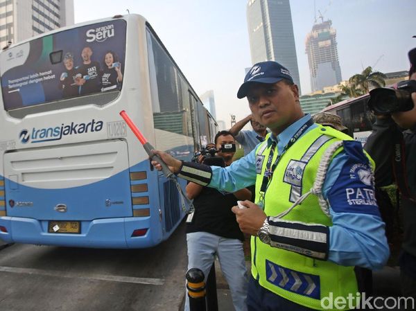 Momen Dirut TransJakarta Jadi Petugas Patroli