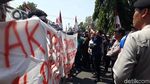 Bawa Keranda Mayat, Warga Pasuruan Tolak Relokasi
