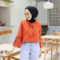 Starla Top dari online shop CDC Models ini cocok dipakai ke kampus atau hangout. Dapatkan busana itu dengan harga Rp 73 ribu. Foto: Shopee