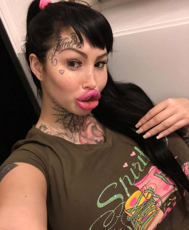 Mary Magdalene telah memiliki tiga pekerjaan payudara, lebih dari 15 filler bibir, hingga implan bokong. Ukuran payudara Mary sekarang menjadi 38 J. Semua itu menelan biaya £ 85.700 atau setara dengan Rp 1,4 miliar, dan Mary masih tidak ingin berhenti untuk melakukan operasi plastik. Foto: Instagram