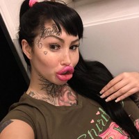 Mary Magdalene telah memiliki tiga pekerjaan payudara, lebih dari 15 filler bibir, hingga implan bokong. Ukuran payudara Mary sekarang menjadi 38 J. Semua itu menelan biaya £ 85.700 atau setara dengan Rp 1,4 miliar, dan Mary masih tidak ingin berhenti untuk melakukan operasi plastik. Foto: Instagram