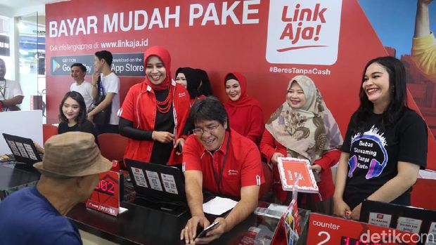 VP Network Operation and Quality Management Area Jawa Bali layani pelanggan di WTC Surabaya/