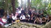 Sesaji itu disimpan di makam sesepuh, salah satu tokoh penyebar agama islam di Desa Jagabaya. Hajat Bumi kali ini juga dihadiri langsung oleh Bupati Ciamis Herdiat Sunarya (Dadang Hermansyah/detikcom)