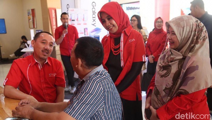 Bos Telkomsel Layani Pelanggan di Hari Pelanggan Nasional