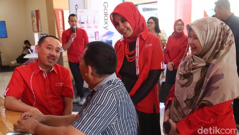Bos Telkomsel Layani Pelanggan di Hari Pelanggan Nasional Bos Telkomsel Layani Pelanggan di Hari Pelanggan Nasional