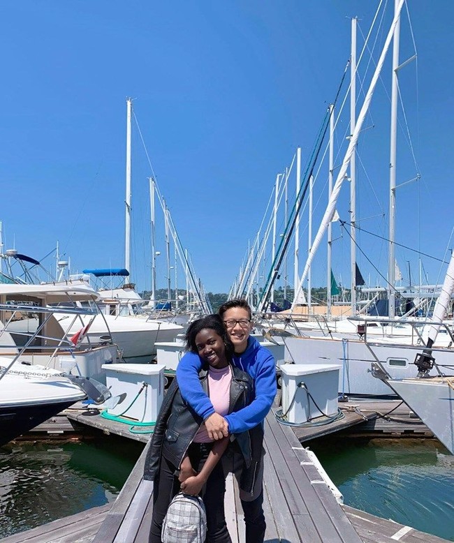 Seperti yang dapat kamu bayangkan, berkencan dengan seorang wanita kulit hitam atau Afrika tidak selalu disambut dengan tangan terbuka dalam budaya China atau Asia. Dan benar saja, ketika saya mulai berkencan dengan Edna, saya mendapat kritikan dari orangtua saya, terutama dari ayah saya, tulis Tan. Foto: Facebook Edna Sophia