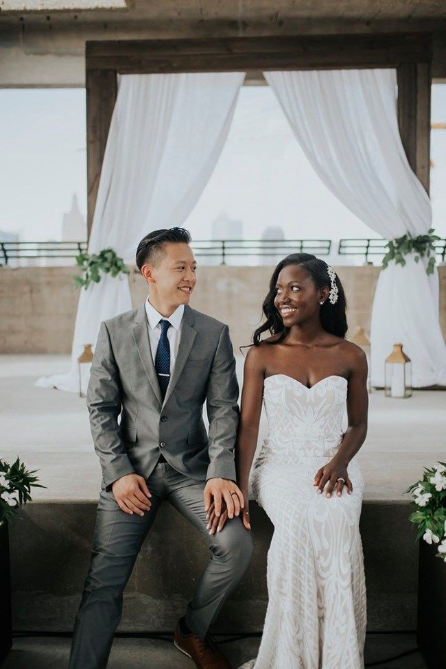 Setelah berkencan selama tiga tahun, pasangan beda ras ini akhirnya mengikat janji suci pernikahan dengan dukungan penuh keluarga Tan. Saya pribadi tidak pernah melihatnya lebih bahagia daripada di hari pernikahan saya. Dia (ayah) memiliki senyum terluas yang pernah saya lihat, imbuh Tan. Foto: Facebook Edna Sophia