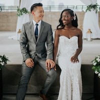 Setelah berkencan selama tiga tahun, pasangan beda ras ini akhirnya mengikat janji suci pernikahan dengan dukungan penuh keluarga Tan. Saya pribadi tidak pernah melihatnya lebih bahagia daripada di hari pernikahan saya. Dia (ayah) memiliki senyum terluas yang pernah saya lihat, imbuh Tan. Foto: Facebook Edna Sophia