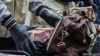 Suryadman diduga menerima suap Rp 340 juta dari sejumlah pihak swasta lewat Kepala Dinas PUPR Bengkayang Alexius.